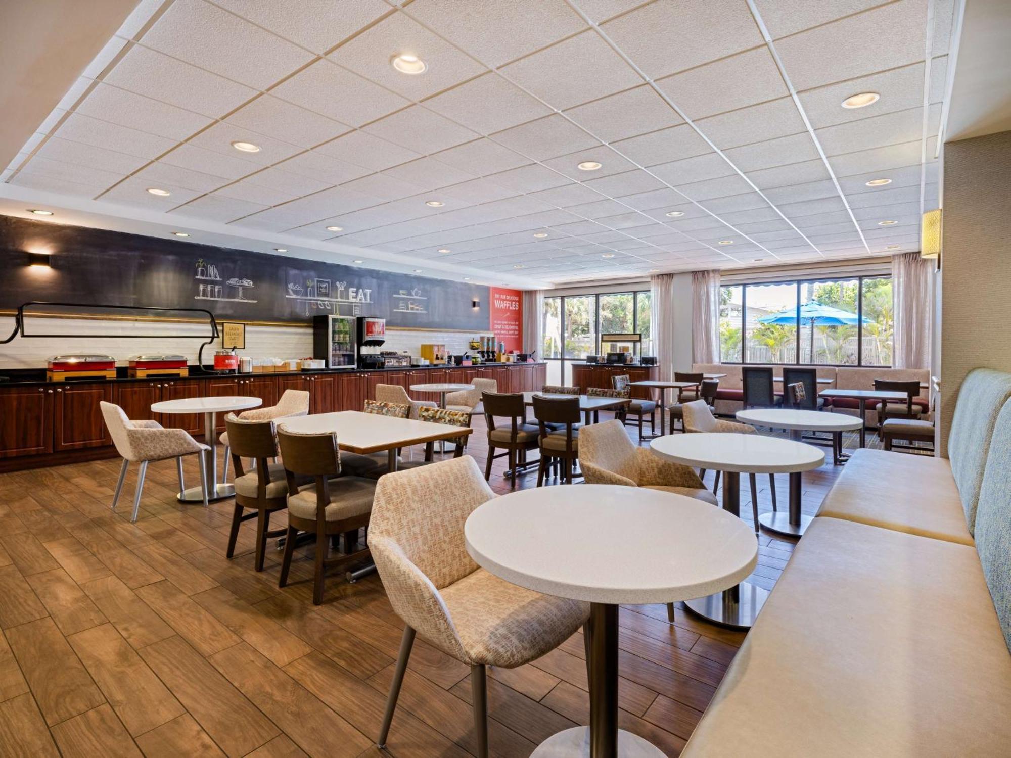 Hampton Inn Cocoa Beach Exterior photo